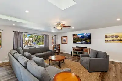 Image de 2 Coyotes Crossing: le luxe! Marchez vers le lac! Salle de jeux! Jacuzzi! Table de billard! Sommet de neige proche!