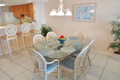 Image de \"Breakers East 205\" ~ Grand condo 2br / 2ba devant le golfe ~ Piscine chauffée!