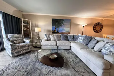 Image de \"Breakers East 204\" ~ 2 Bdrm / 2 Bath Front de mer ~ Configuration de la plage inclus!