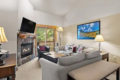 Condo spacieux, à pied des ascenseurs, belle vue sur la pente et la rivière, Wifi gratuit