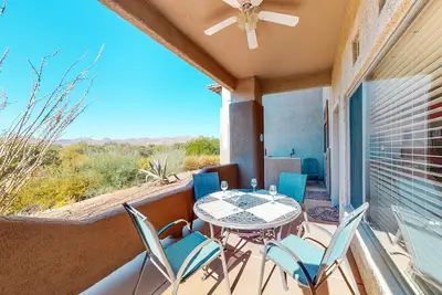 Image de Condo confortable sur le thème du sud-ouest avec piscine et bain à remous communs!