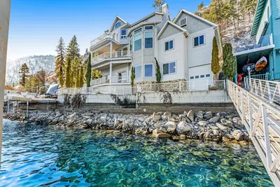 Image de Maison haut de gamme au bord du lac - intérieur spacieux, ponton et ascenseur à bateaux, vue imprenable!