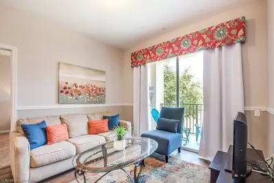 Image de Spacieux condo de 3 chambres avec des meubles exquis.