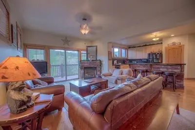 Image de Creekside Home - Great Location & Private Hot Tub!