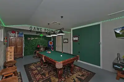 Image de Summit Enchantment: luxe remodelé par Summit & Village! Grande cour clôturée avec spa! Table de billard!