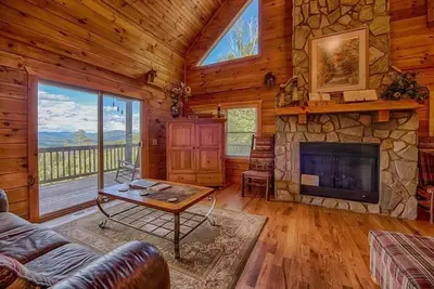 Image de 4 Br 3 Ba Luxury Log Vues superbes, bain à remous, accès facile pavée, Wifi, GameRoom