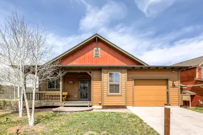 Image de Ski-in, Ski-out chez vous à Granby Ranch! 3+ chambres, 2 salles de bain, bain à remous privé