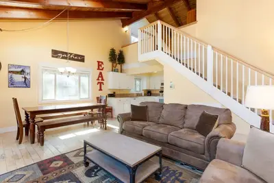 Image de Fabuleuse maison avec 2 suites King, terrasse fermée, promenade pour se garer! -Coni07