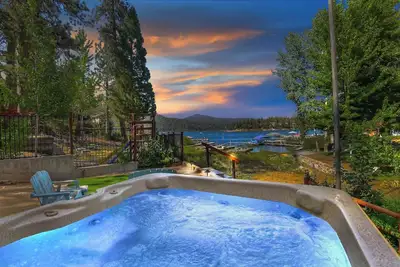 Image de Papoose Shores: vue sur le lac! Quai pour bateaux! Jacuzzi! Air Hockey! Les ponts multiples! Planchers de bois! Télévision par câble!