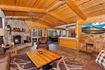 Image de L'ours fou: Fox Farm! Cour clôturée! Jacuzzi! Barbecue au propane! L'Internet! Décor de montagne!