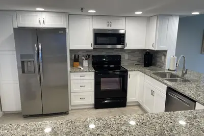 Image de \"Breakers East 905\" ~ Gulf Front 2br / 2ba spacieux ~ Configuration de la plage incluse!