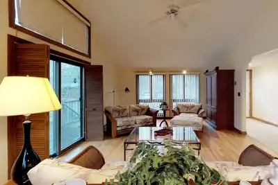 Tranquille, maison calme w / terrasse privée - à pied des plages et du centre-ville de Oak Bluffs!