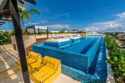 Image de Penthouse avec piscine privée dans les condos de la ville