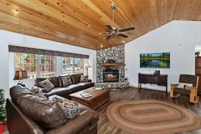 Image de Mountain Jewel: Près des épiceries et du lac! Internet, câble et lecteur Blu Ray!