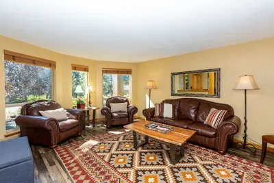 Image de Salle familiale à l'étage avec kitchenette, climatisation, jeux, écran plat, bain à remous - Oreg11