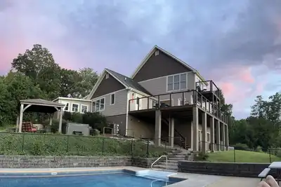 Image de Récemment rénové! Vues à couper le souffle sur la montagne / l'eau! Bassin. Les sentiers. Près du casino!