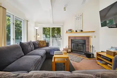 Image de Magnifique condo avec foyer, spa et centre de conditionnement physique sur place