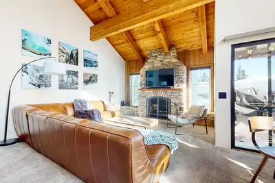 Image de Pet-Friendly, Spacieux Condo! Juste une courte promenade au village!