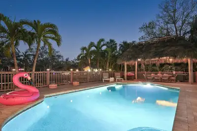 Image de Seaside Sanctuary - 5 miles de la plage, vue imprenable sur le lac, Tiki Hut, onglet piscine