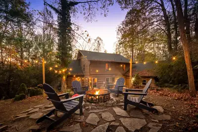 Image de Laurelwood - Trouvez votre sérénité - Nouveau bain à remous, Wi-Fi, Tv 65 \", cheminée, jardins