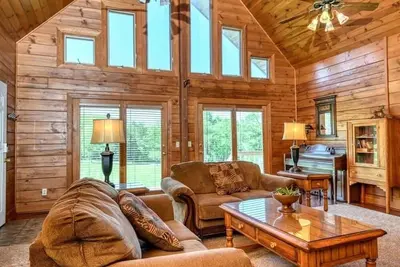 Image de Peaceful Hills Lodge possède une piscine privée et un ruisseau. C'est très propre, paisible et tranquille