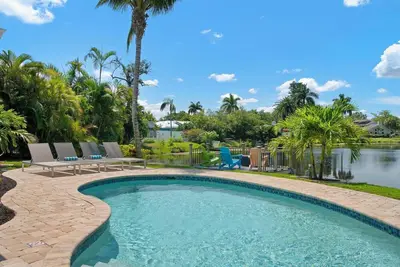 Image de Retraite au bord du lac! Lakefront Living dans le nord-ouest de Bradenton avec piscine d'eau salée