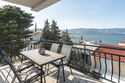 Image de Appartement de deux chambres avec la terrasse et la vue sur le mer Slatine, Ciovo (A-9433-b)