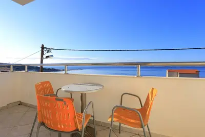 Image de Appartement de trois chambres avec la terrasse et la vue sur le mer Mali Rat, Omis (A-7482-b)