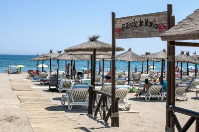 Image de Casa Christabel - un appartement de lit à pied de la plage, train et toutes les commodités