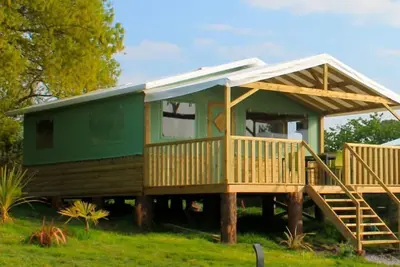 Image de Un pavillon de 2 chambres pouvant accueillir 6 personnes dans 2 chambres