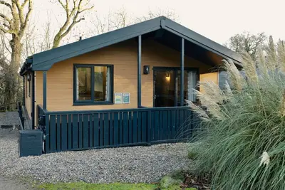 Image de Birch Traditional Single Storey Lodge dans des paramètres tranquilles, pour 4 personnes