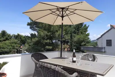 Image de Appartement de deux chambres avec la terrasse et la vue sur le mer Jelsa, Hvar (A-13513-b)