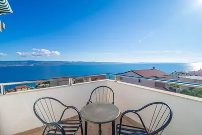 Image de Garçonnière avec la terrasse et la vue sur le mer Mali Rat, Omis (As-7482-a)
