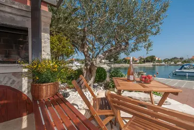 Image de Appartement de deux chambres prés de la plage Poljana, Ugljan (A-8432-a)