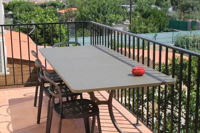 Image de Appartement rénové avec terrasse, à deux pas du centre et de la mer, idéal pour 4 personnes