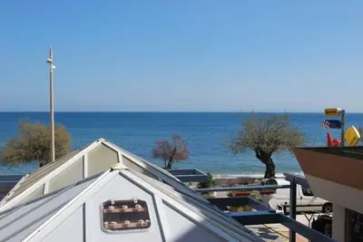 Image de Le Lavandou, Studio cabine 4 personnes, vue mer, les pieds dans l'eau