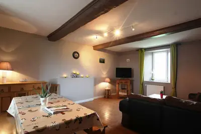Image de Maison Spacieuse pour Familles avec Cheminée, Jardin et Bbq – Animaux Acceptés, Option Ménage
