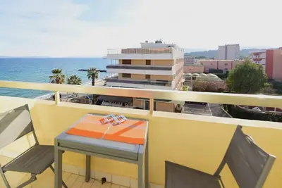 Image de Le Lavandou, studio cabine 4 couchages, vue mer, les pieds dans l'eau