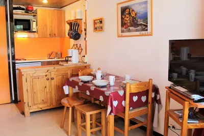Image de Studio cosy Ă Vars avec balcon, proche pistes et commerces, parking inclus