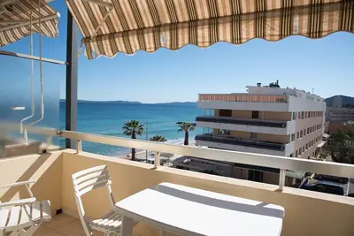 Image de Le Lavandou, studio cabine 4 couchages, vue mer, les pieds dans l'eau.