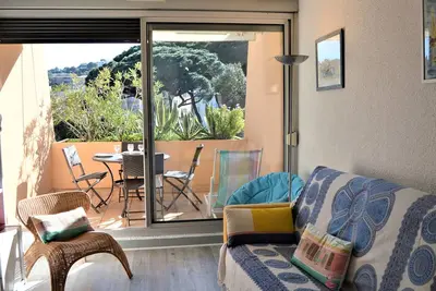 Image de Studio Cabine avec Terrasse et Parking - Proche Centre et Plages à Cavalaire-sur-Mer