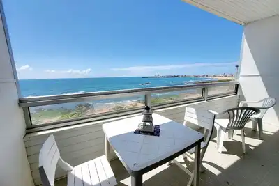Image de Studio agréable face mer avec balcon à 50m plage