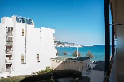 Image de Le Lavandou, Location T2 cabine pour 4 personnes, les pieds dans l'eau