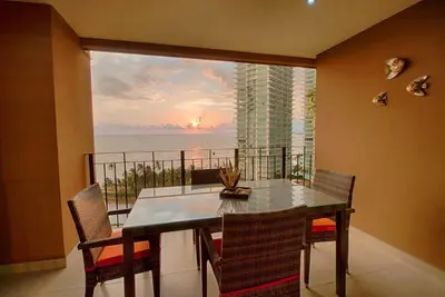 Image de Ocean & Mountain View Condo<br> Piscines, gymnase, deux balcons privés