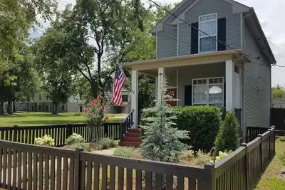 Image de 5 minutes Downtown! 2 Bdrm 2. 5 maison de bain! Capacité d'accueil jusqu'à 4 adultes