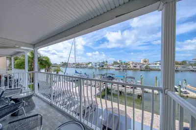 Image de Dolphin Cove une unité de salle de bain spacieuse au 2e étage 2 chambres 2 avec vue sur l'eau