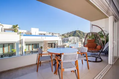 Image de Condo au dernier étage avec vue sur la ville, piscine sur le toit, salle de sport dans la vieille ville