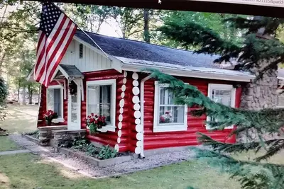 Image de Red Cabin Retreat est une cabane en rondins récemment rénovée, idéale pour une escapade en couple.