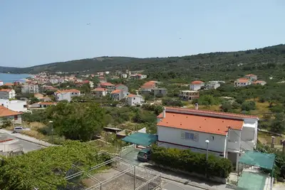 Image de Appartement de deux chambres avec le balcon et la vue sur le mer Slatine, Ciovo (A-12811-a)