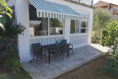 Image de Appartement de deux chambres avec la terrasse et la vue sur le mer Tkon, Pasman (A-5827-b)